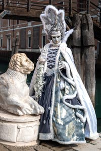 Les costumés du carnaval de Venise devant l'Arsenal de Venise.