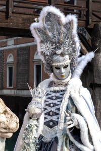 Les costumés du carnaval de Venise devant l'Arsenal de Venise.