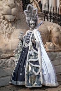 Les costumés du carnaval de Venise devant l'Arsenal de Venise.