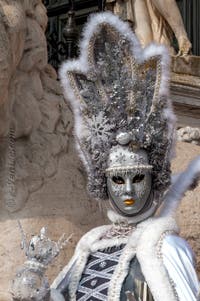 Les costumés du carnaval de Venise devant l'Arsenal de Venise.