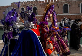 Les costumés du carnaval de Venise devant l'Arsenal de Venise.