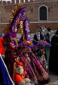 Les costumés du carnaval de Venise devant l'Arsenal de Venise.