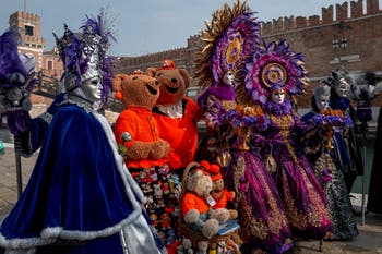 Les costumés du carnaval de Venise devant l'Arsenal de Venise.