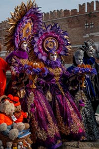 Les costumés du carnaval de Venise devant l'Arsenal de Venise.