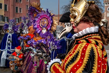 Les costumés du carnaval de Venise devant l'Arsenal de Venise.