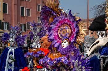 Les costumés du carnaval de Venise devant l'Arsenal de Venise.