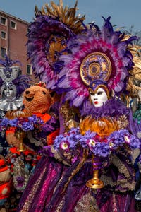 Les costumés du carnaval de Venise devant l'Arsenal de Venise.