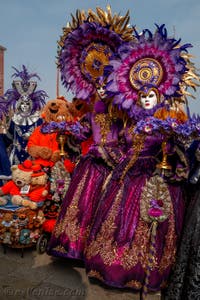 Les costumés du carnaval de Venise devant l'Arsenal de Venise.