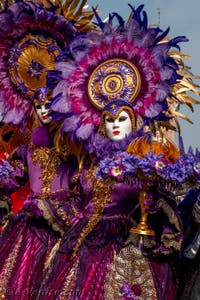 Les costumés du carnaval de Venise devant l'Arsenal de Venise.