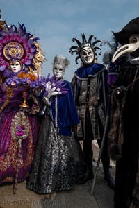 Les costumés du carnaval de Venise devant l'Arsenal de Venise.