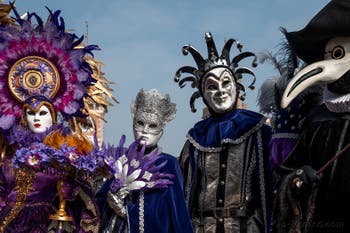 Les costumés du carnaval de Venise devant l'Arsenal de Venise.