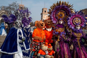 Les costumés du carnaval de Venise devant l'Arsenal de Venise.