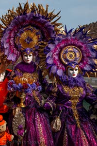 Les costumés du carnaval de Venise devant l'Arsenal de Venise.