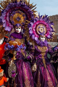 Les costumés du carnaval de Venise devant l'Arsenal de Venise.