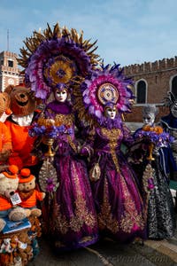 Les costumés du carnaval de Venise devant l'Arsenal de Venise.