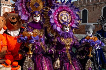 Les costumés du carnaval de Venise devant l'Arsenal de Venise.