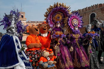 Les costumés du carnaval de Venise devant l'Arsenal de Venise.