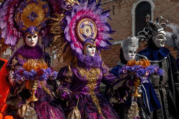 Les costumés du carnaval de Venise devant l'Arsenal de Venise.