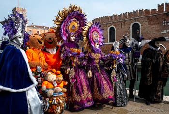 Les costumés du carnaval de Venise devant l'Arsenal de Venise.