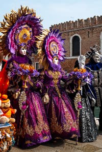 Les costumés du carnaval de Venise devant l'Arsenal de Venise.