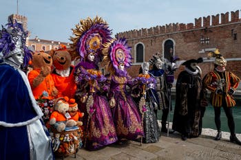 Les costumés du carnaval de Venise devant l'Arsenal de Venise.