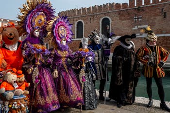 Les costumés du carnaval de Venise devant l'Arsenal de Venise.