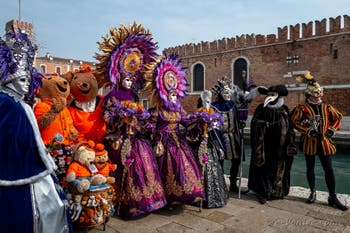 Les costumés du carnaval de Venise devant l'Arsenal de Venise.