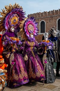 Les costumés du carnaval de Venise devant l'Arsenal de Venise.