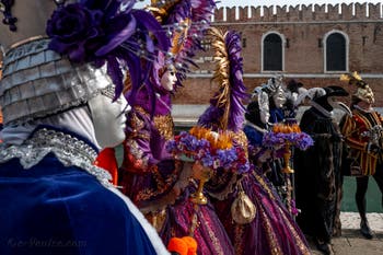 Les costumés du carnaval de Venise devant l'Arsenal de Venise.