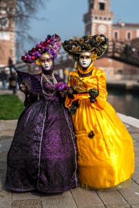 Les costumés du carnaval de Venise devant l'Arsenal de Venise.