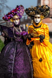 Les costumés du carnaval de Venise devant l'Arsenal de Venise.