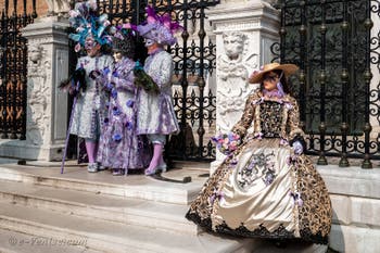 Les costumés du carnaval de Venise devant l'Arsenal de Venise.