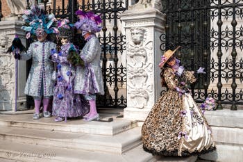 Les costumés du carnaval de Venise devant l'Arsenal de Venise.