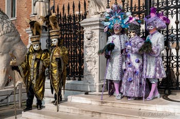 Les costumés du carnaval de Venise devant l'Arsenal de Venise.