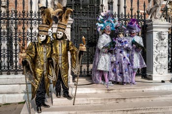 Les costumés du carnaval de Venise devant l'Arsenal de Venise.