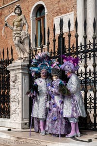 Les costumés du carnaval de Venise devant l'Arsenal de Venise.