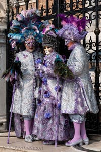 Les costumés du carnaval de Venise devant l'Arsenal de Venise.