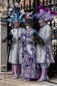 Les costumés du carnaval de Venise devant l'Arsenal de Venise.