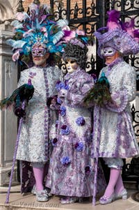 Les costumés du carnaval de Venise devant l'Arsenal de Venise.