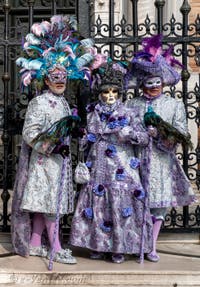 Les costumés du carnaval de Venise devant l'Arsenal de Venise.