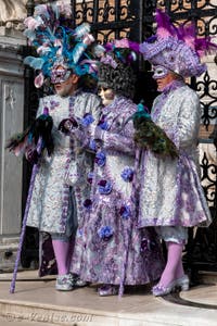 Les costumés du carnaval de Venise devant l'Arsenal de Venise.