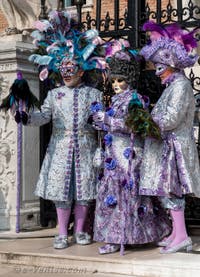 Les costumés du carnaval de Venise devant l'Arsenal de Venise.