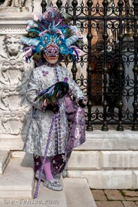 Les costumés du carnaval de Venise devant l'Arsenal de Venise.