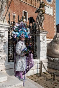 Les costumés du carnaval de Venise devant l'Arsenal de Venise.