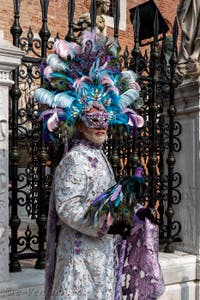 Les costumés du carnaval de Venise devant l'Arsenal de Venise.