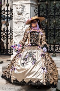 Les costumés du carnaval de Venise devant l'Arsenal de Venise.