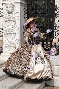 Les costumés du carnaval de Venise devant l'Arsenal de Venise.