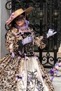 Les costumés du carnaval de Venise devant l'Arsenal de Venise.