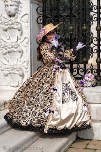 Les costumés du carnaval de Venise devant l'Arsenal de Venise.