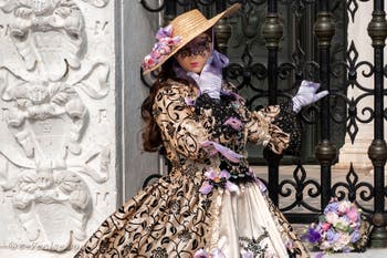 Les costumés du carnaval de Venise devant l'Arsenal de Venise.